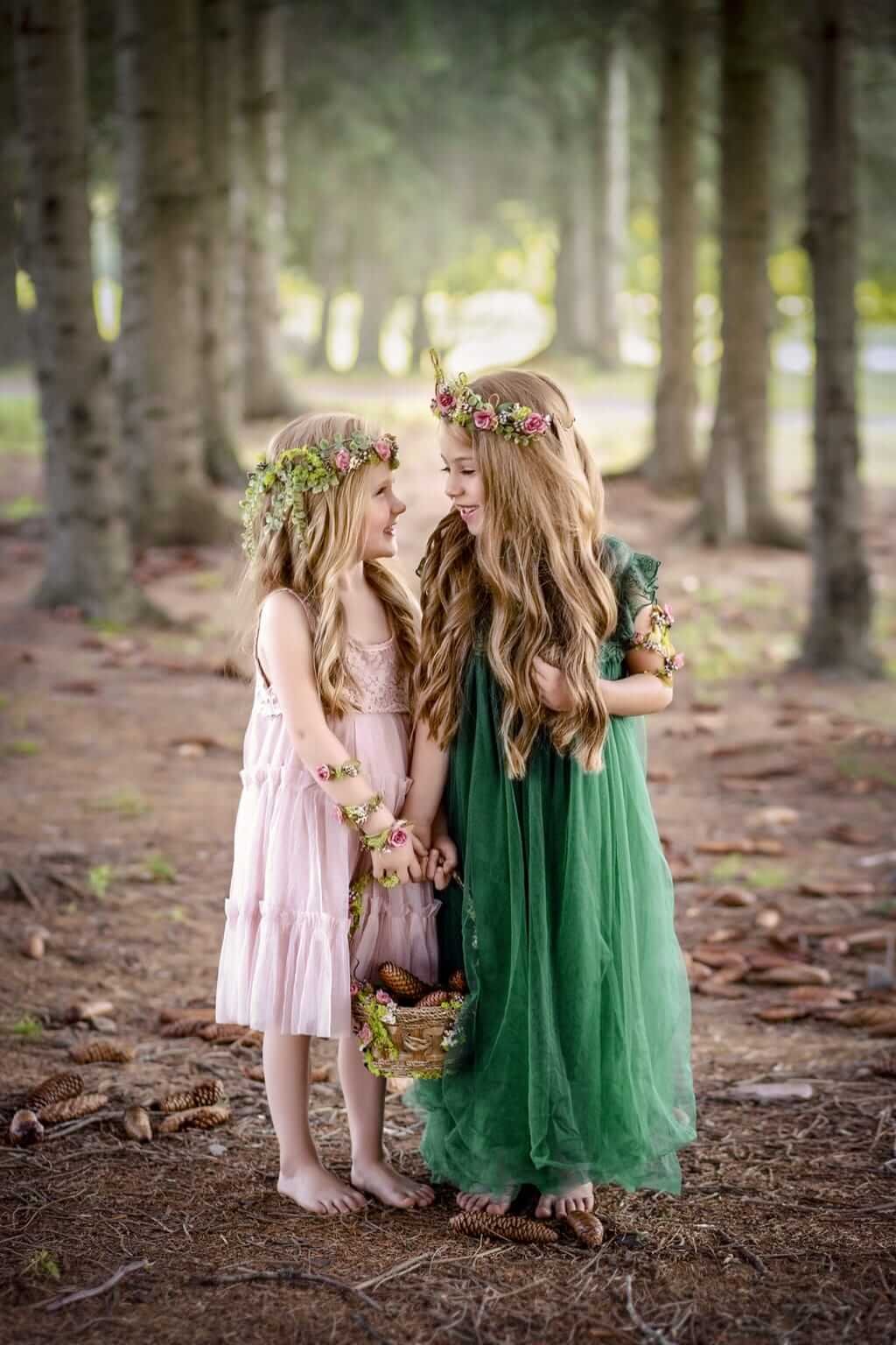 Deux petites filles en robes vertes, photographiées dans les bois — Rébecca Vandal, photographe à Granby