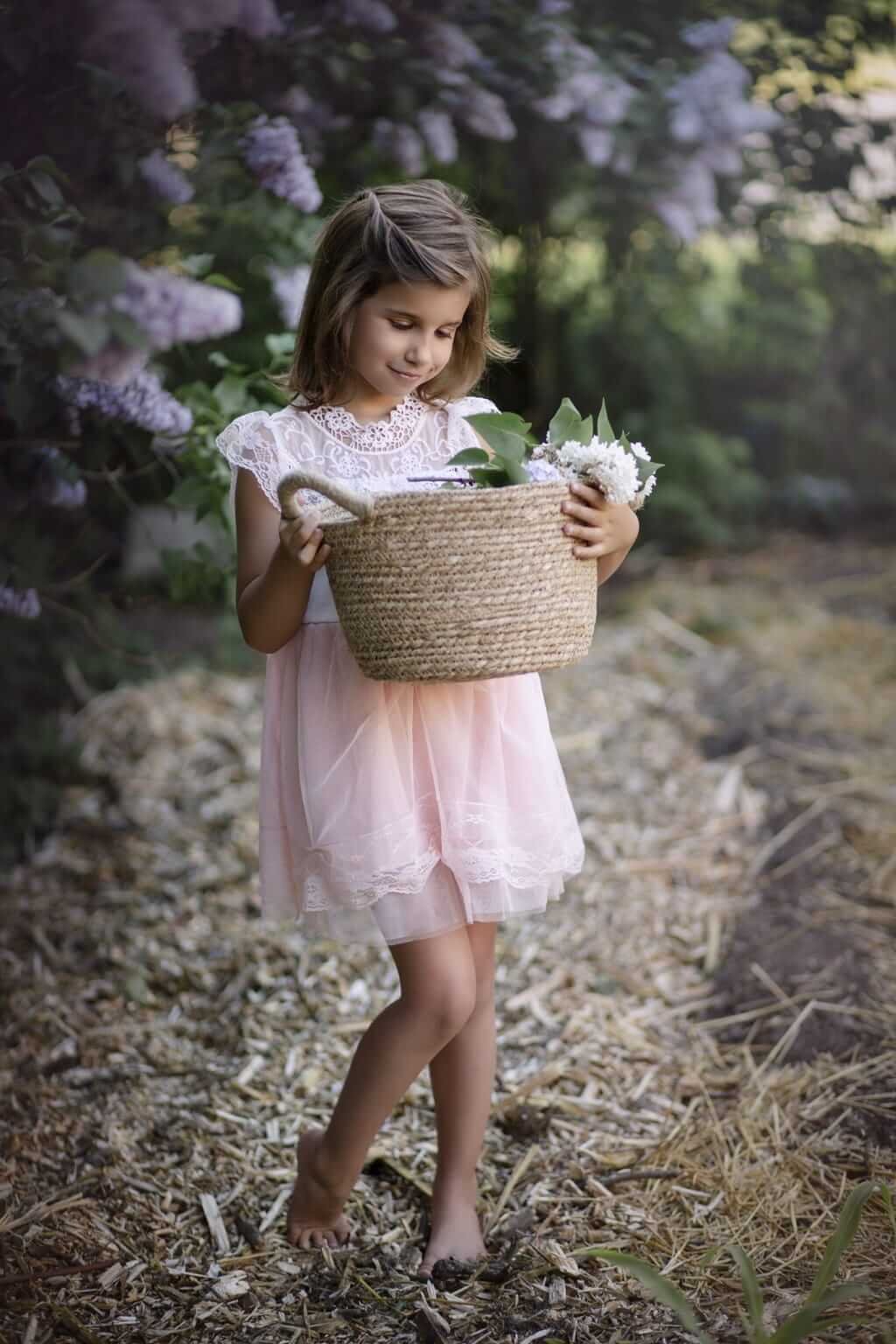 Une petite fille ramasse des fleurs de lilas — Rébecca Vandal, photographe à Granby