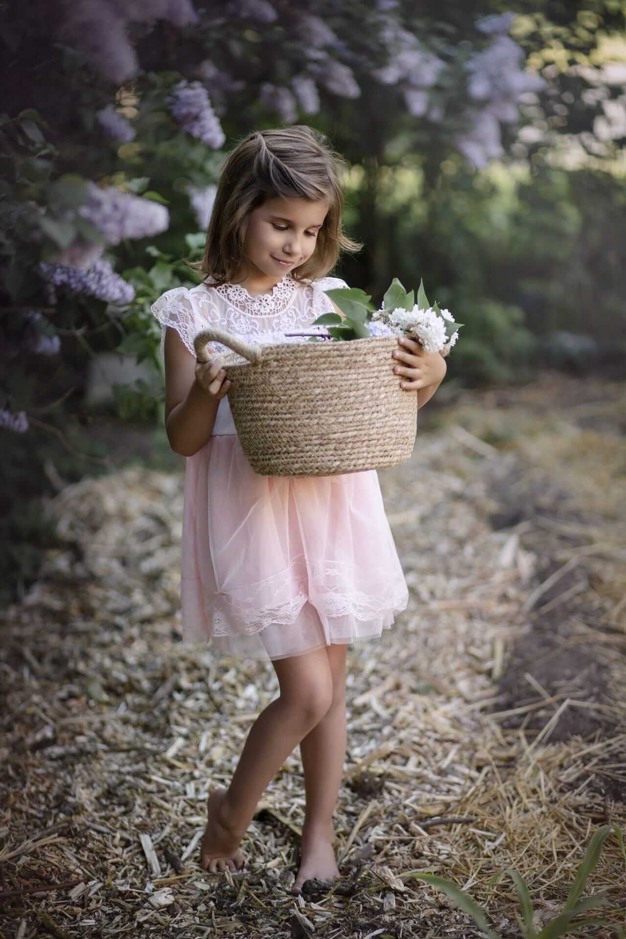 Une petite fille ramasse des fleurs de lilas, capturée par une photographe à Granby.