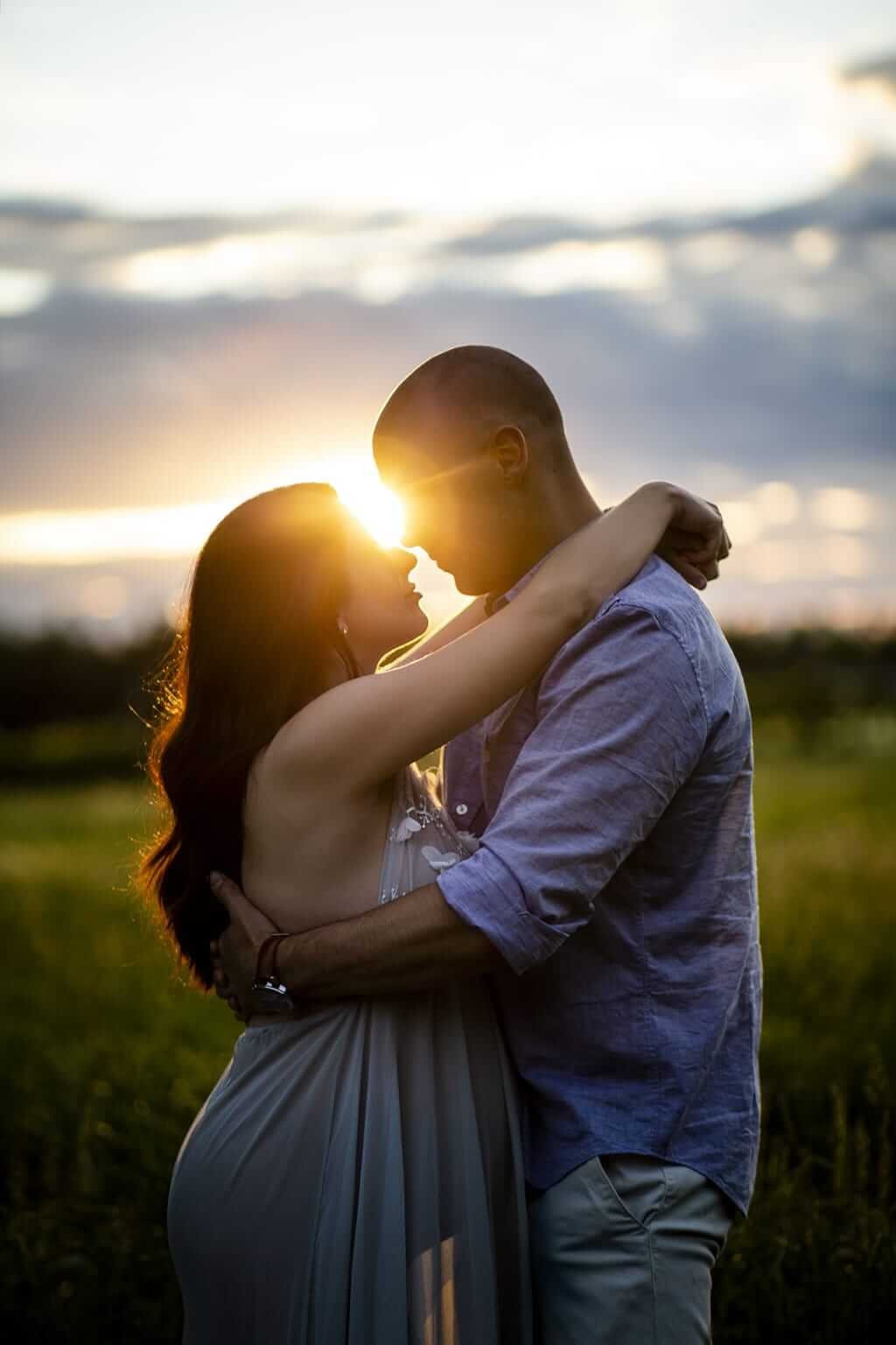 Photo de maternité à contrejour, dans un champ lors du coucher du soleil — Rébecca Vandal, photographe à Granby