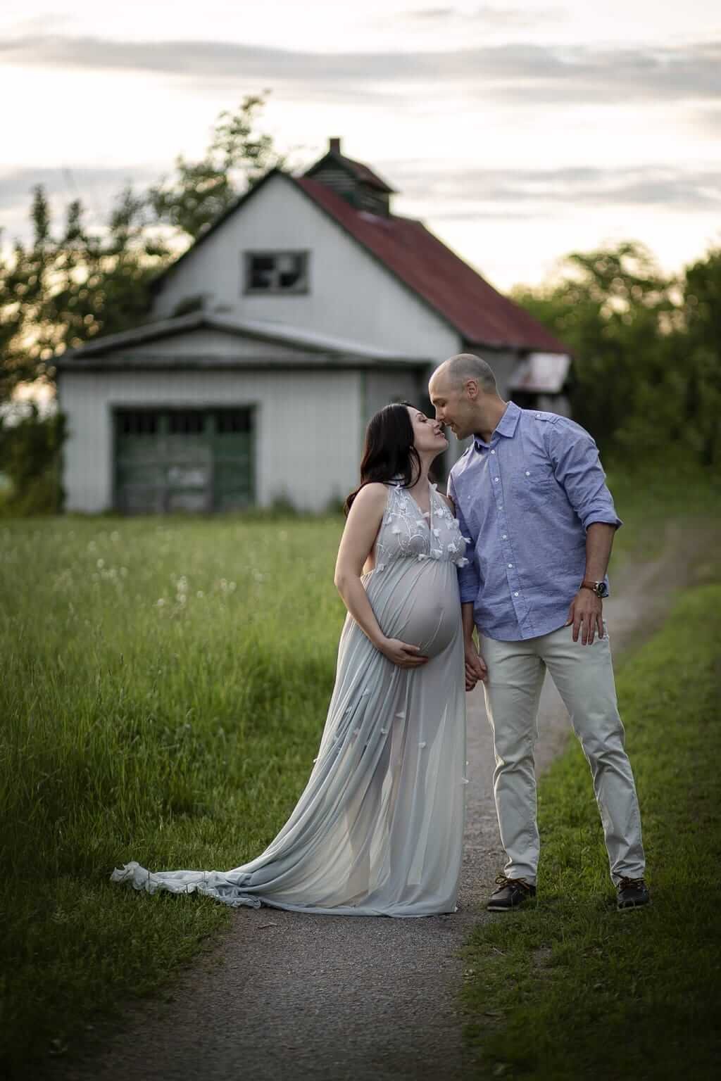 Séance photo de maternité et de couple d'une femme enceinte à Granby — Rébecca Vandal, photographe à Granby