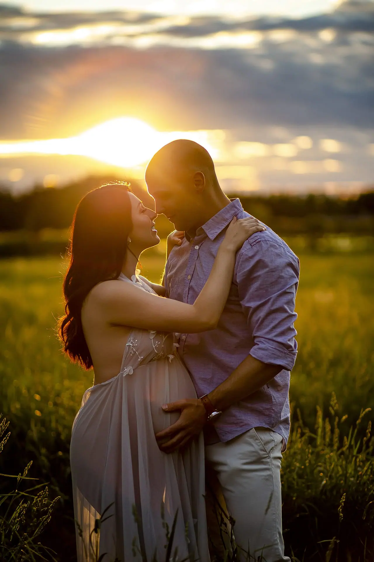 Photo de couple et de maternité lors du coucher de soleil à Granby.