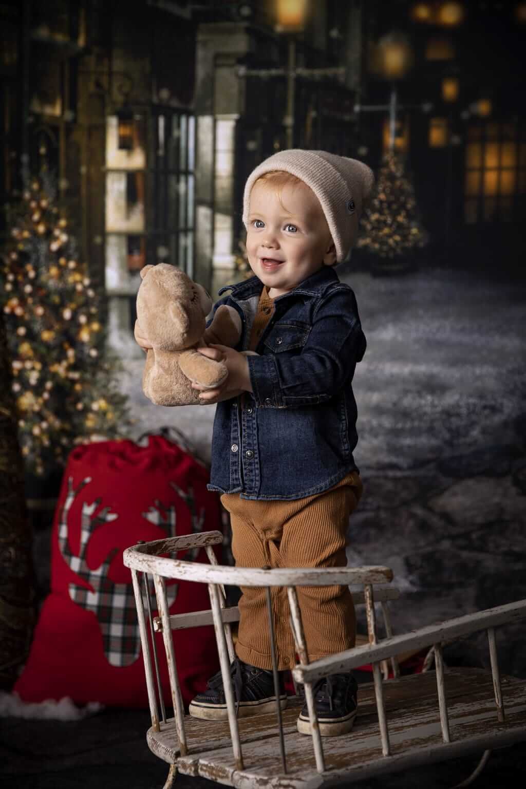Séance photo de Noël d'un petit garçon dans un studio à Granby — Rébecca Vandal, photographe à Granby
