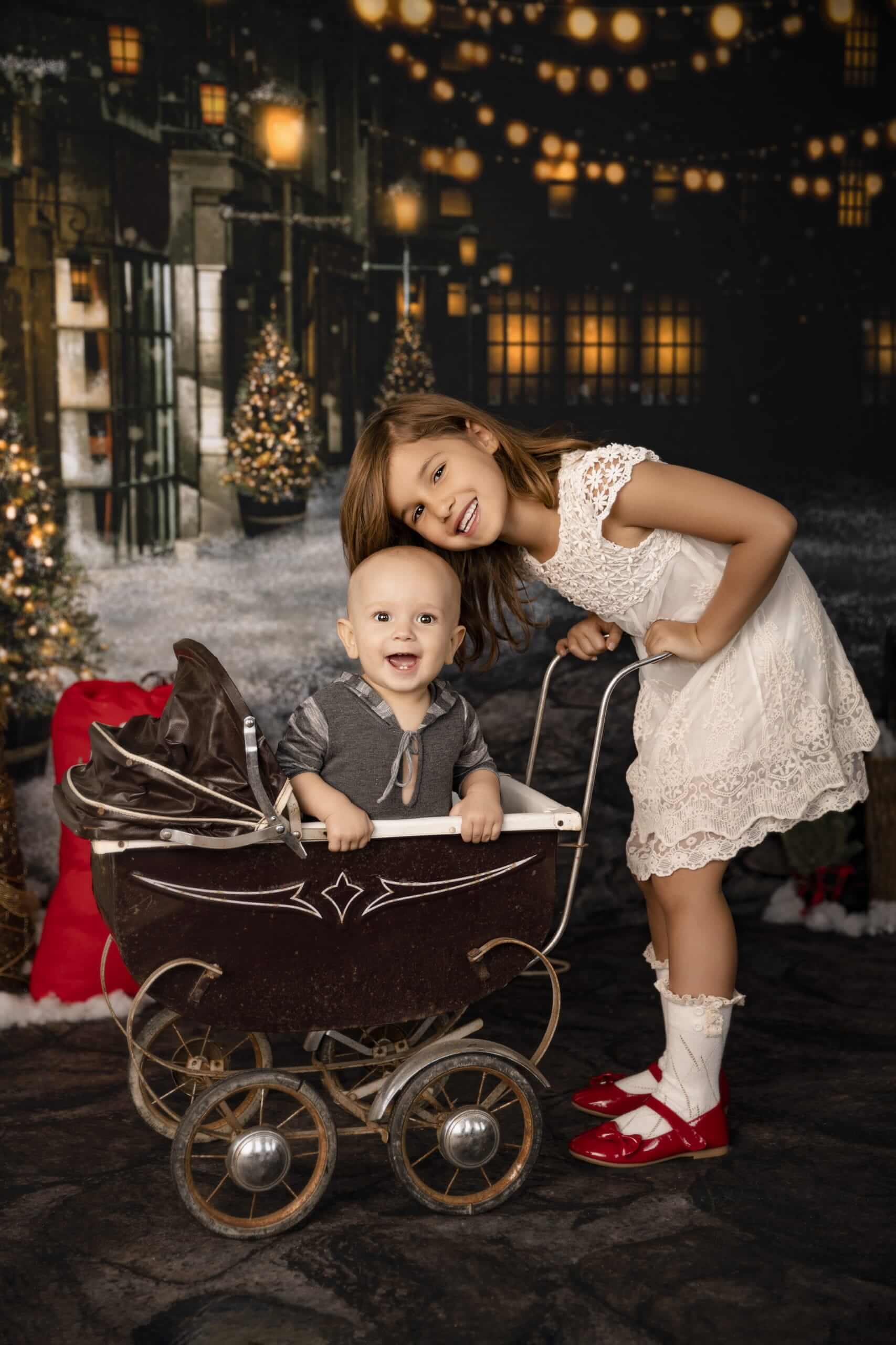 Deux enfants lors d'une mini séance de Noël à Granby.