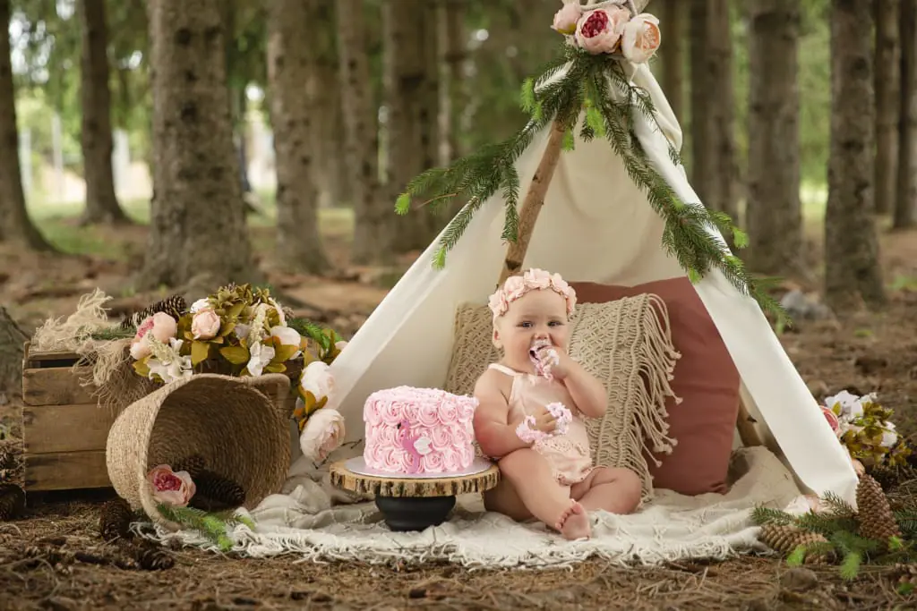 Photo d'un bébé fille lors de son smash the cake extérieur à Granby.
