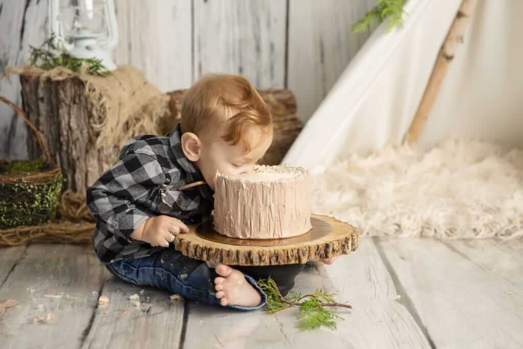 Photo d'un bébé garçon lors de son smash the cake à Granby.