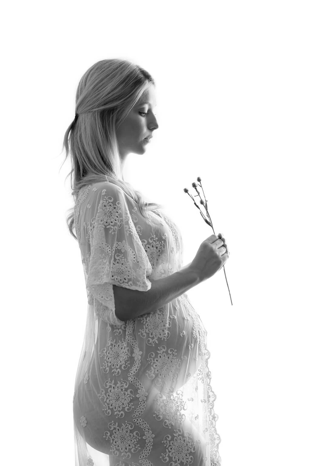 Photo de contrejour d'une femme enceinte, réalisée dans un studio à Granby.