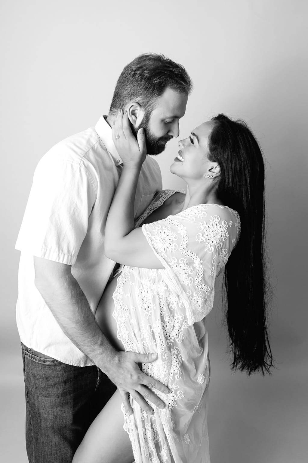 Une photo de maternité en noir et blanc d'un couple enceinte prise dans le studio d'une photographe à Granby — Rébecca Vandal, photographe à Granby