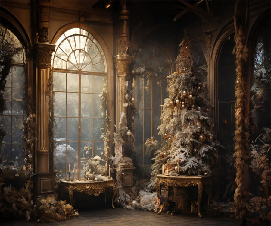 Une pièce décorée avec un sapin de Noël.