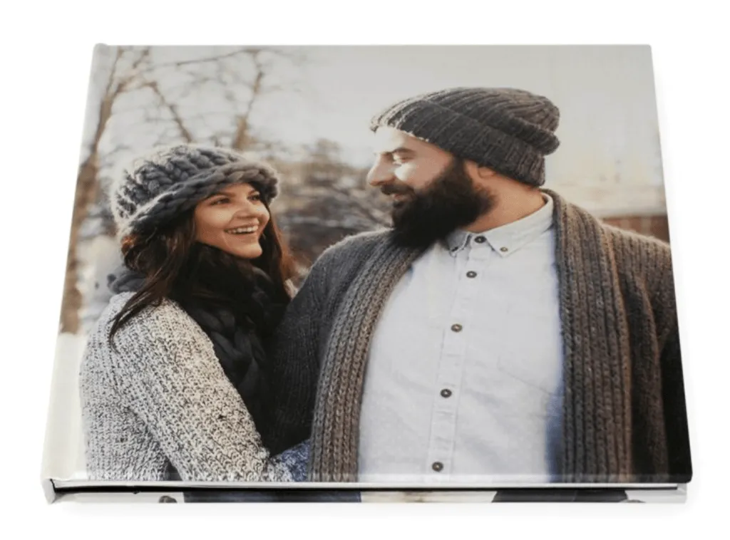 Un couple se tient devant un album photo.