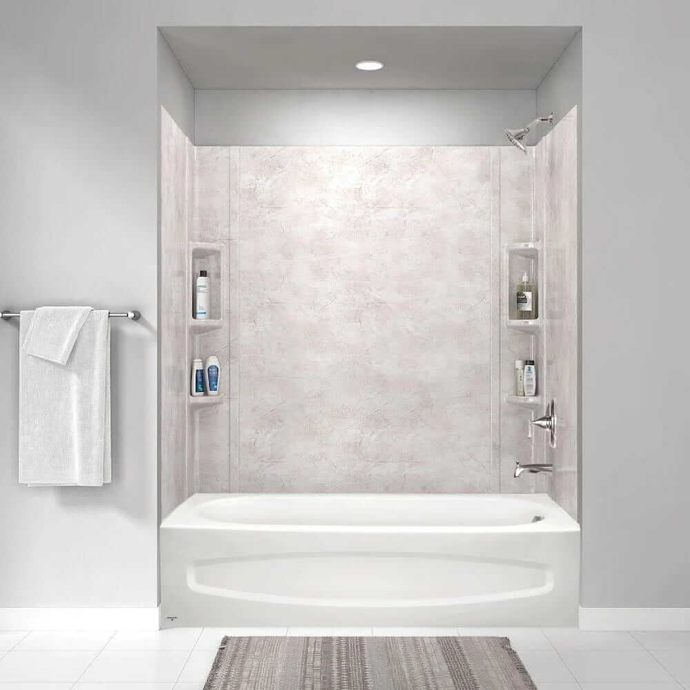 Une salle de bain avec un mur rose et une baignoire.