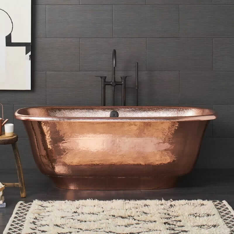 Une baignoire en cuivre dans une salle de bains moderne.