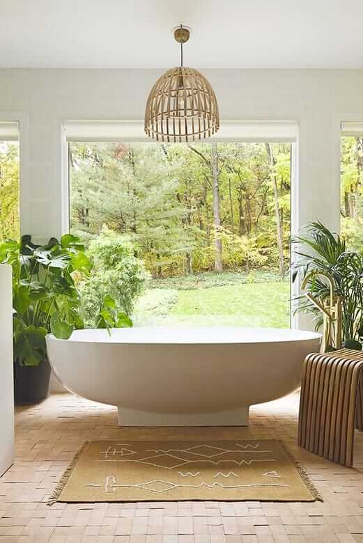 Une salle de bain avec une grande baignoire et une grande fenêtre.