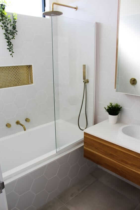 Une salle de bain blanche avec baignoire et lavabo.