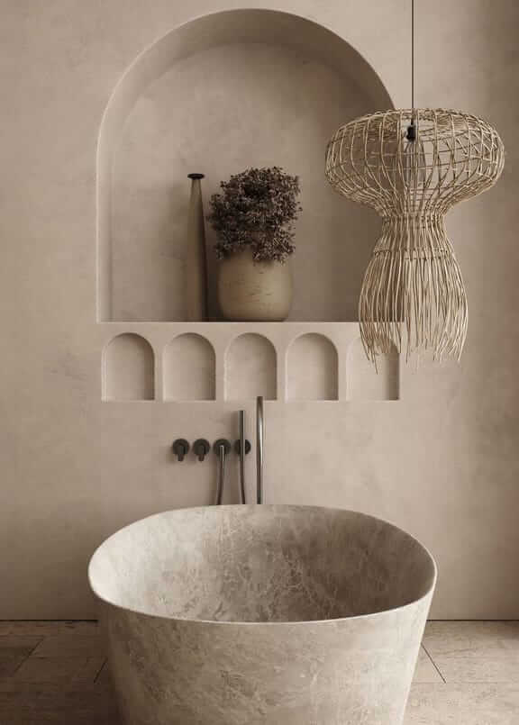 Une baignoire dans une salle de bain avec un mur en pierre.