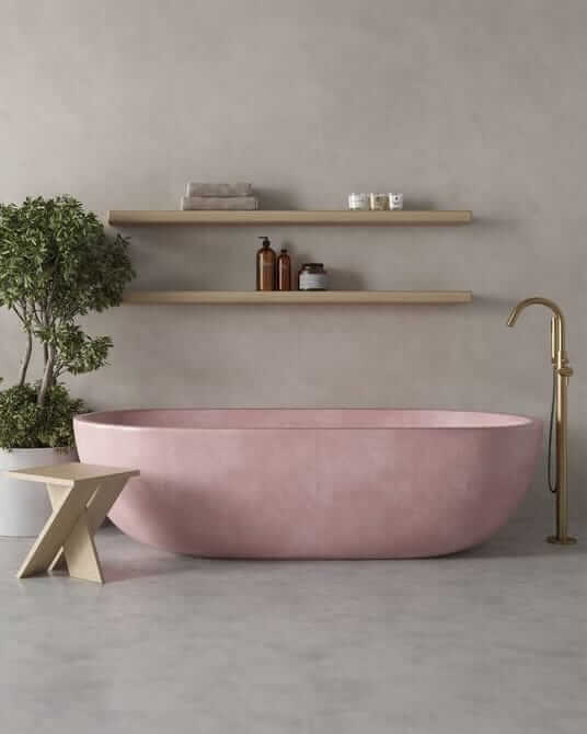Une salle de bain avec une baignoire rose et une plante au mur.