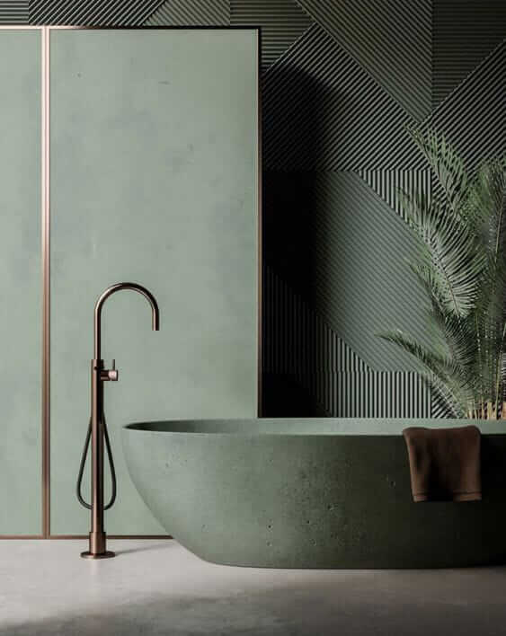 Une salle de bain avec une baignoire verte et un mur en bois.