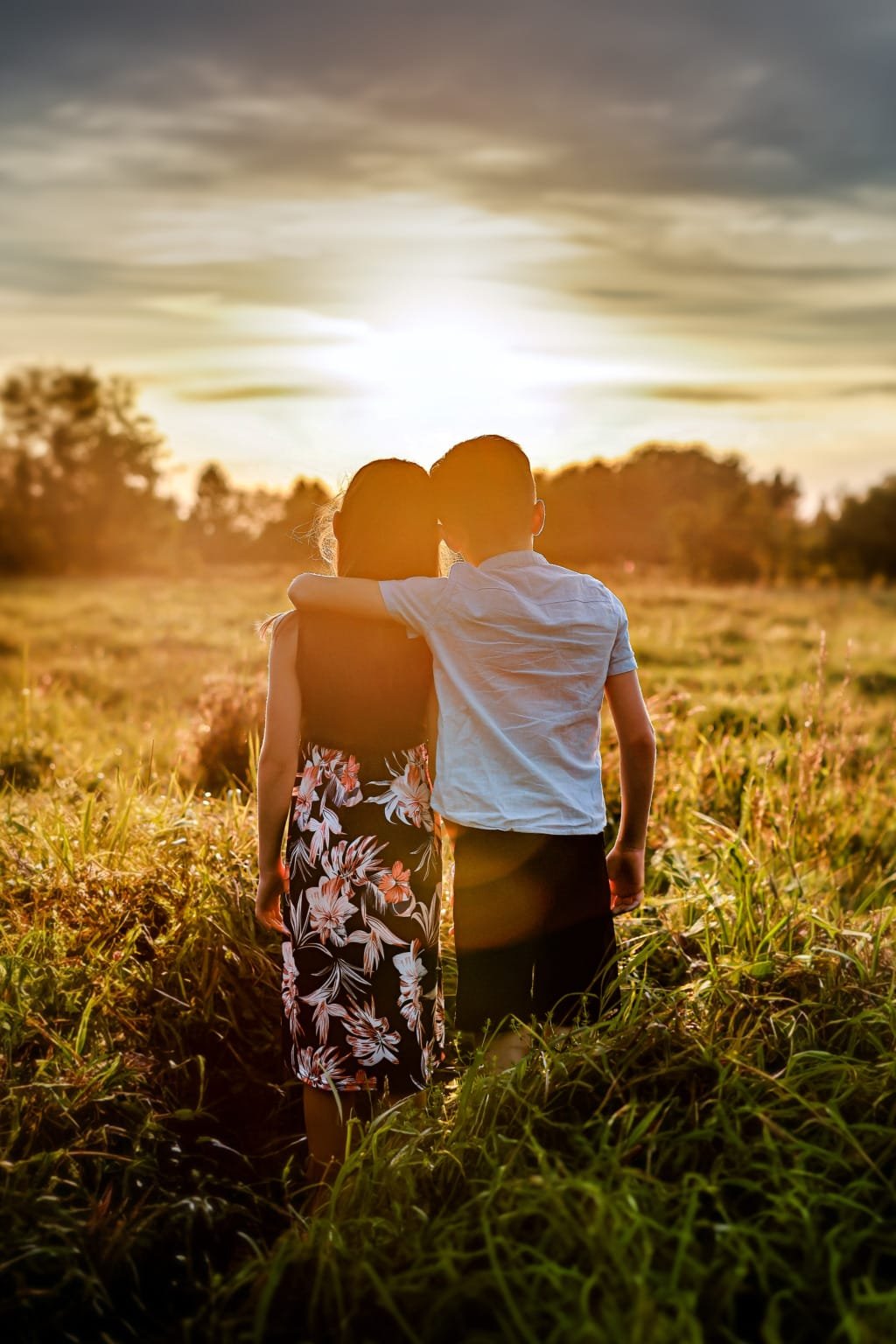 Deux enfants debout dans un champ au coucher du soleil — Rébecca Vandal, photographe à Granby