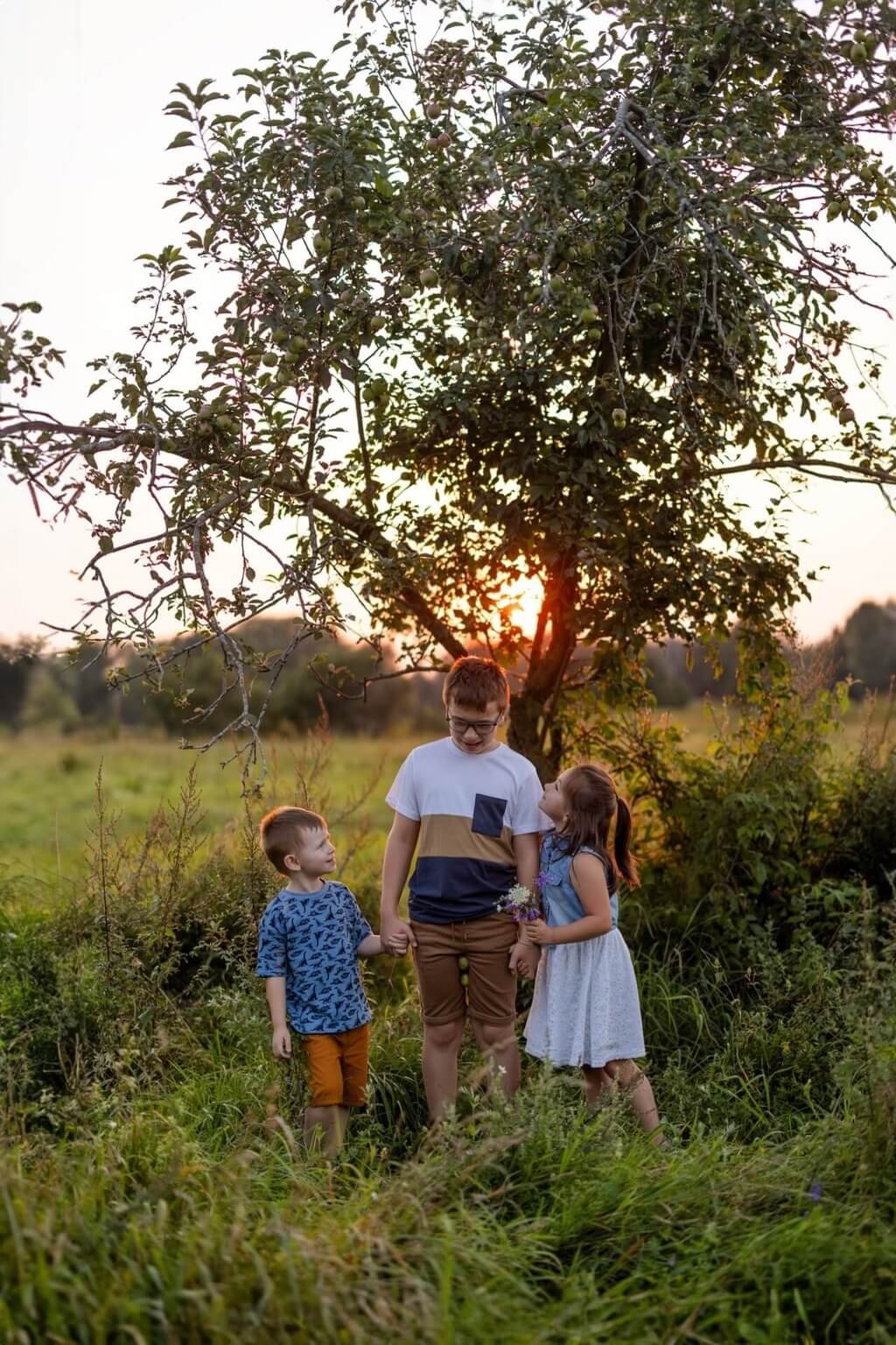 Trois enfants debout dans un champ au coucher du soleil — Rébecca Vandal, photographe à Granby
