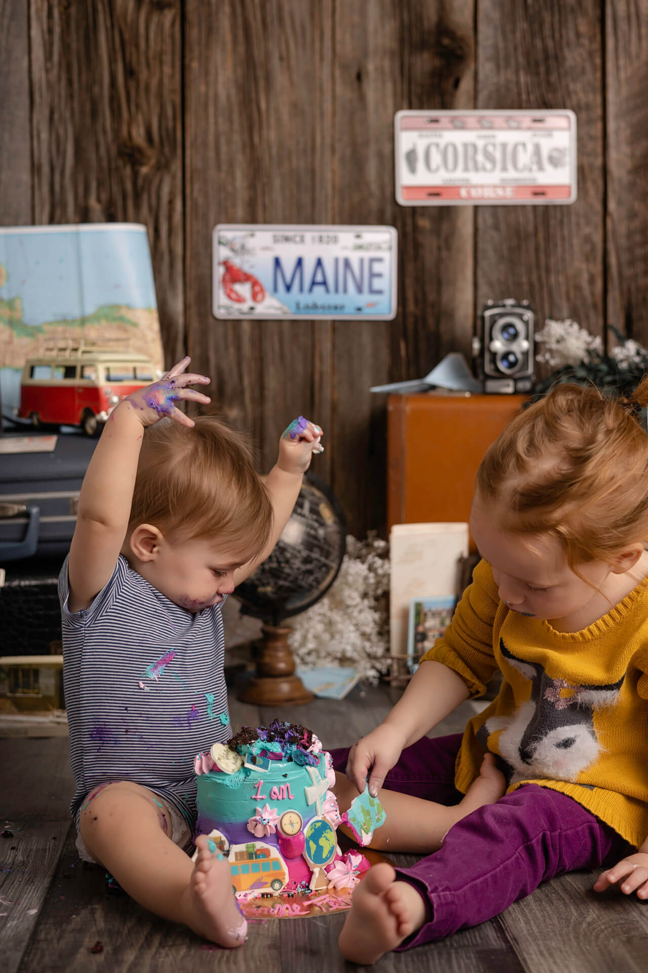 Deux petits enfants jouant avec un gâteau.