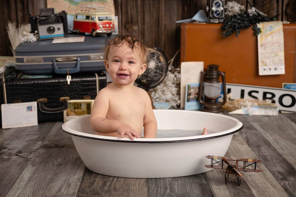 Un bébé est assis dans une baignoire avec une valise — Rébecca Vandal, photographe à Granby