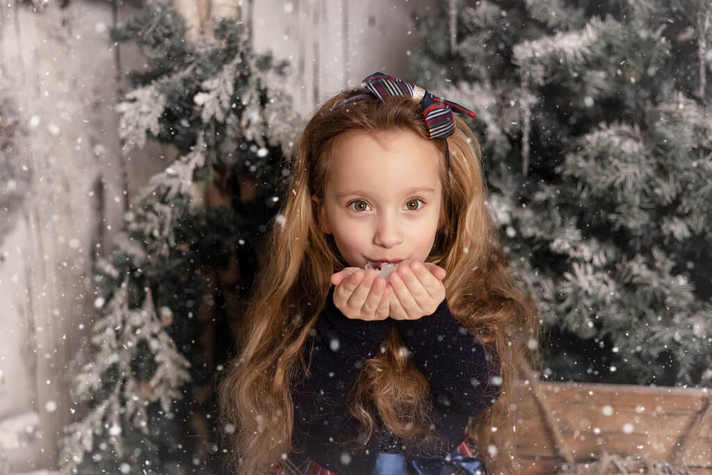 Une petite fille fait des bulles devant un sapin de Noël — Rébecca Vandal, photographe à Granby