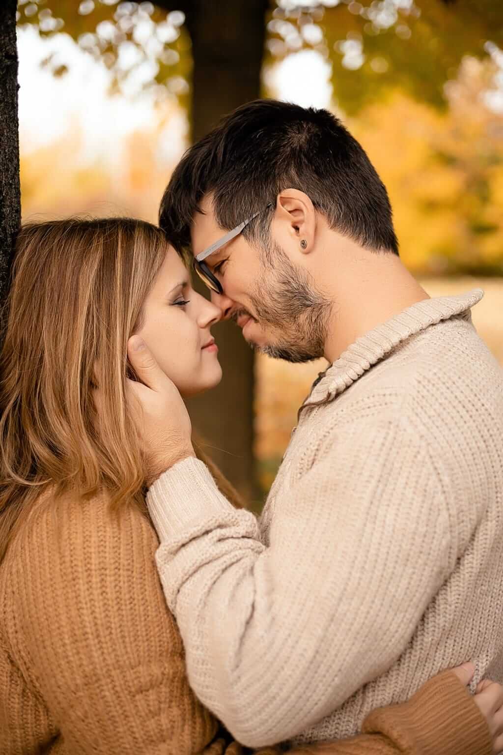 Couple enlacé dans un parc, lumière d’automne — Rébecca Vandal, photographe à Granby