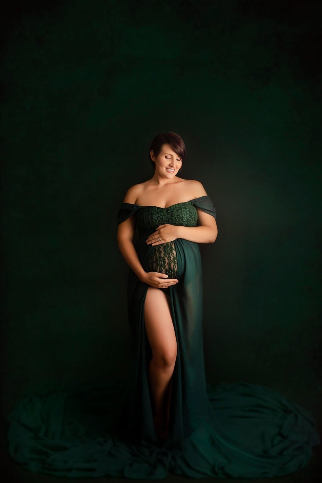 Une femme enceinte vêtue d'une robe verte posant pour une photo — Rébecca Vandal, photographe à Granby