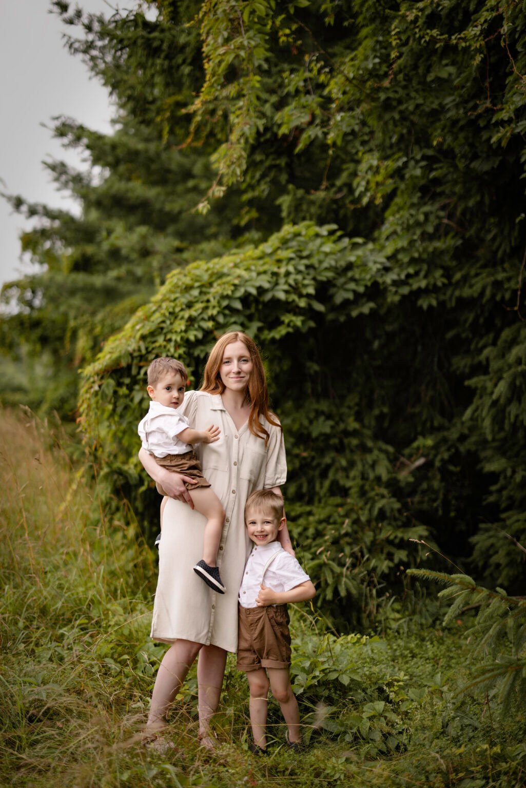 Maman et ses deux enfants dans la verdure — Rébecca Vandal, photographe à Granby
