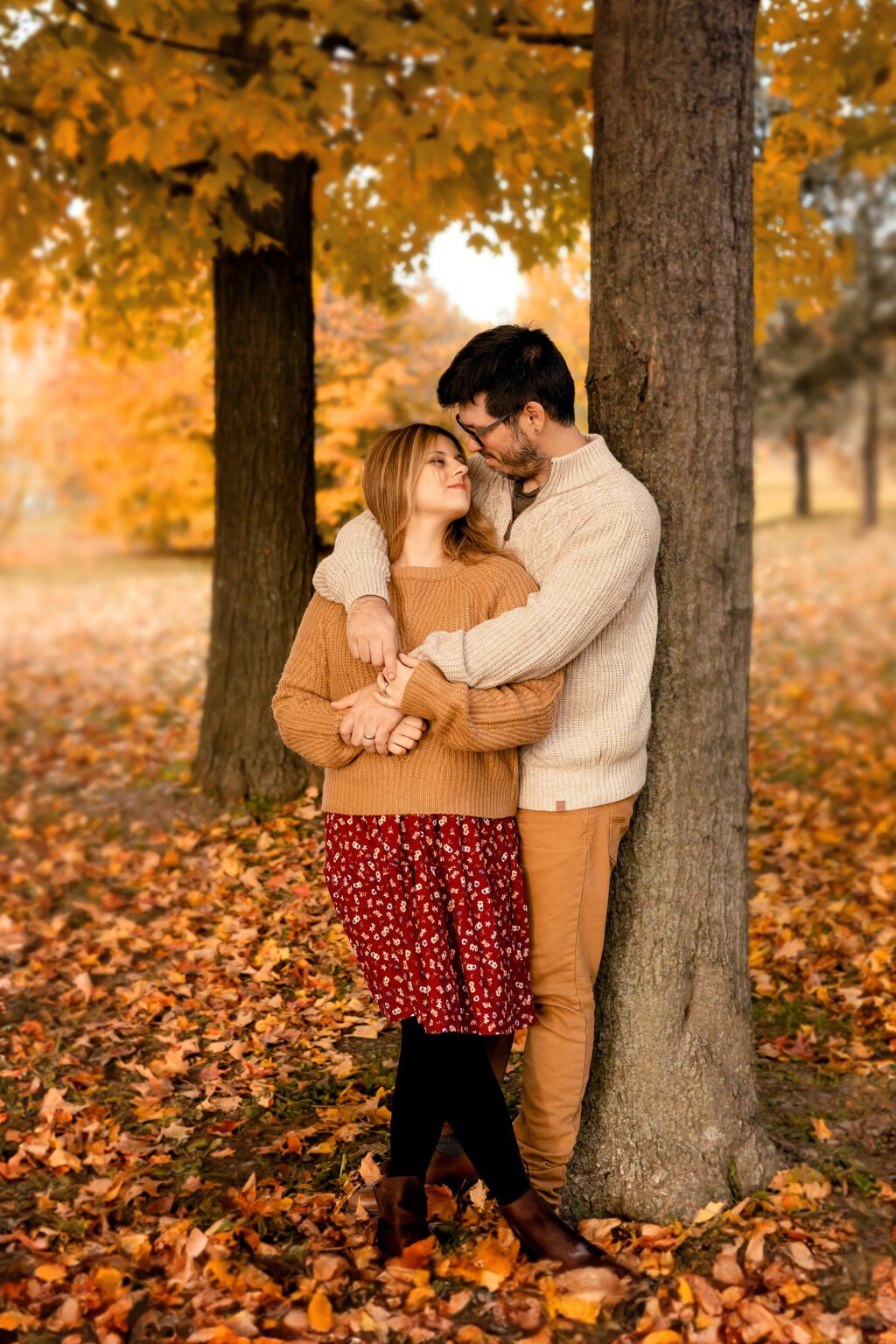 Couple enlacé contre un arbre en automne — Rébecca Vandal, photographe à Granby