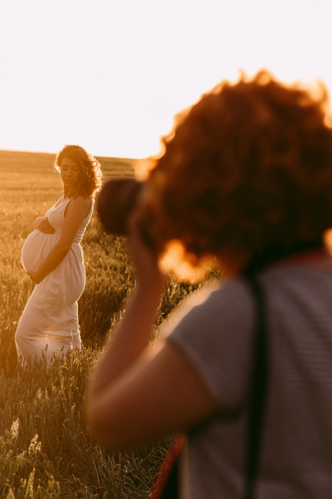 Prise de vue de maternité en lumière naturelle.