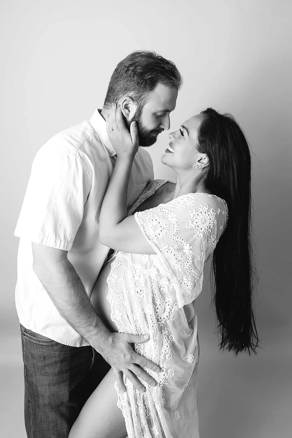 Une photo de maternité en noir et blanc d'un couple enceinte prise dans le studio d'une photographe à Granby — Rébecca Vandal, photographe à Granby