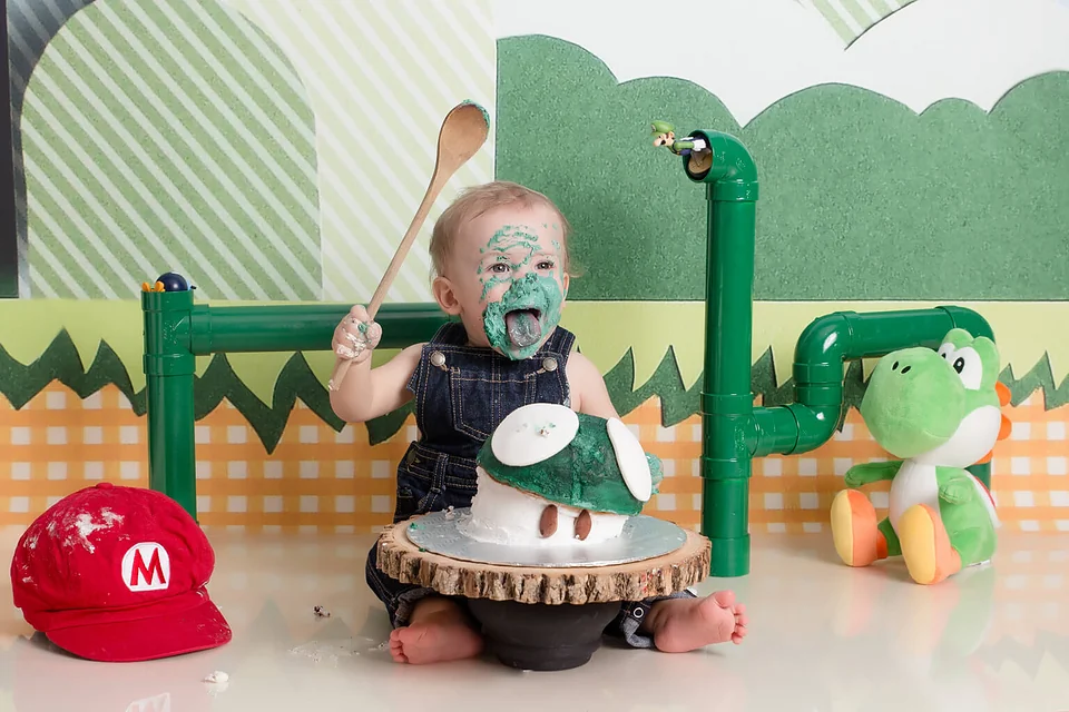 Photo d'un bébé garçon lors de son smash the cake à Granby, sur le thème de Nintendo Mario Bros — Rébecca Vandal, photographe à Granby