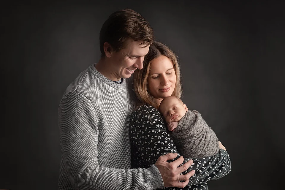 Parents qui bercent leur nouveau-né, portrait en studio — Rébecca Vandal, photographe à Granby