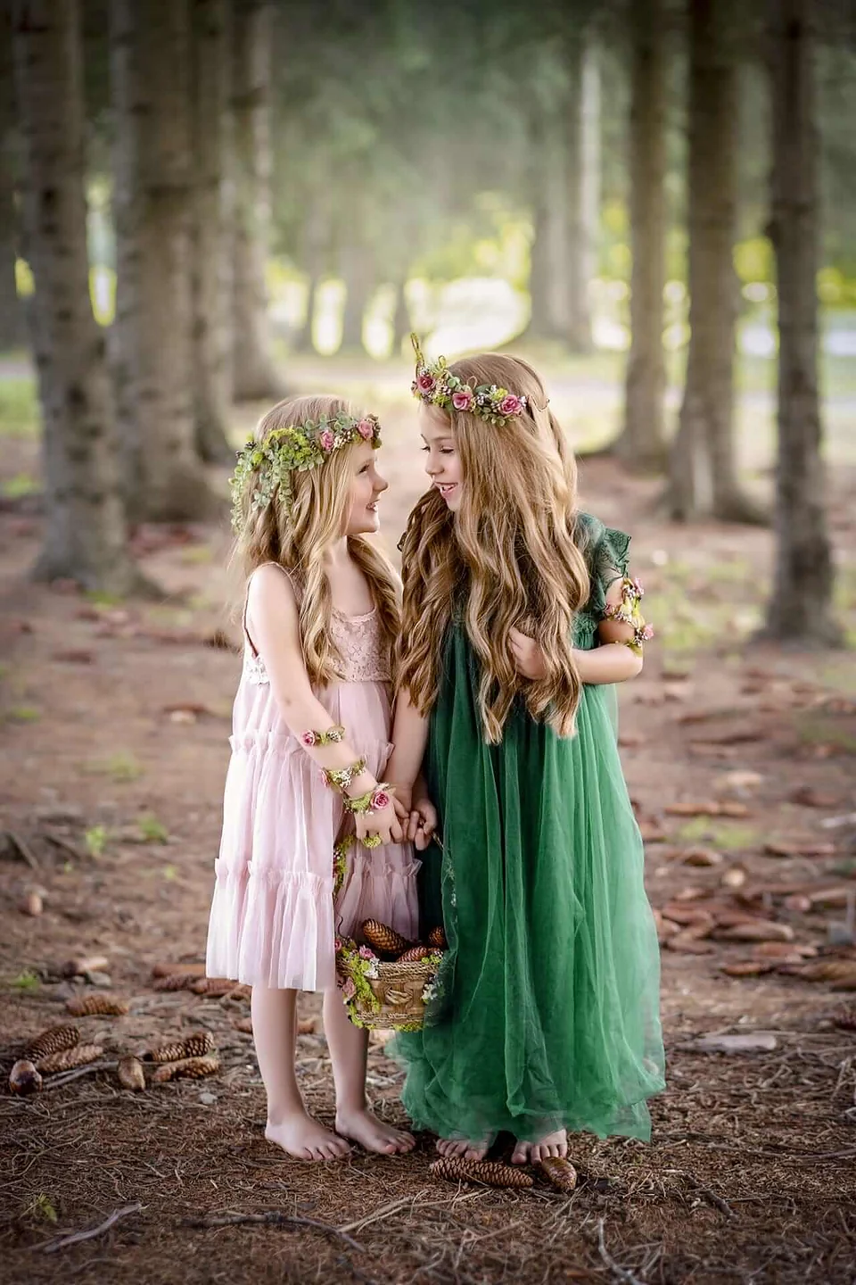 Deux petites filles en robes vertes, photographiées dans les bois — Rébecca Vandal, photographe à Granby