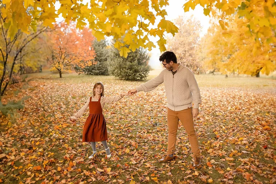 Un père et sa fille se tiennent la main dans un parc en automne — Rébecca Vandal, photographe à Granby