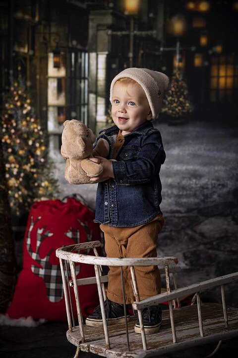 Séance photo de Noël d'un petit garçon dans un studio à Granby.