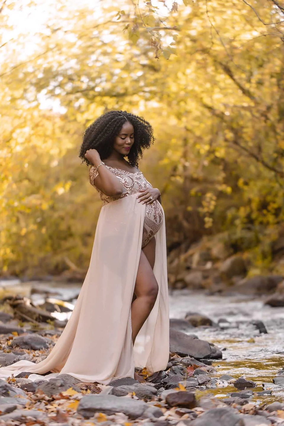Une femme enceinte vêtue d’une longue robe dorée, photographiée à l'automne par une photographe professionnelle de Granby — Rébecca Vandal, photographe à Granby