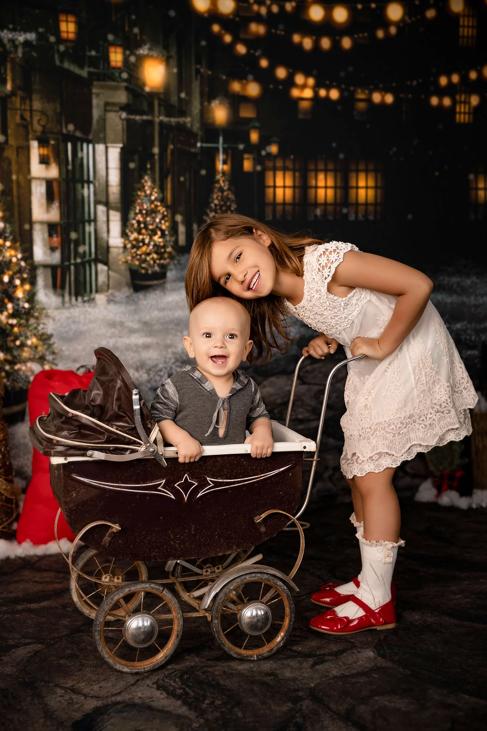 Deux enfants lors d'une mini séance de Noël à Granby — Rébecca Vandal, photographe à Granby
