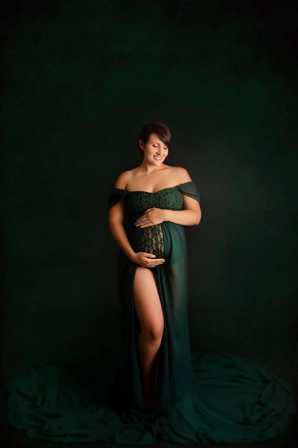 Une femme enceinte vêtue d'une robe verte posant pour une photo — Rébecca Vandal, photographe à Granby