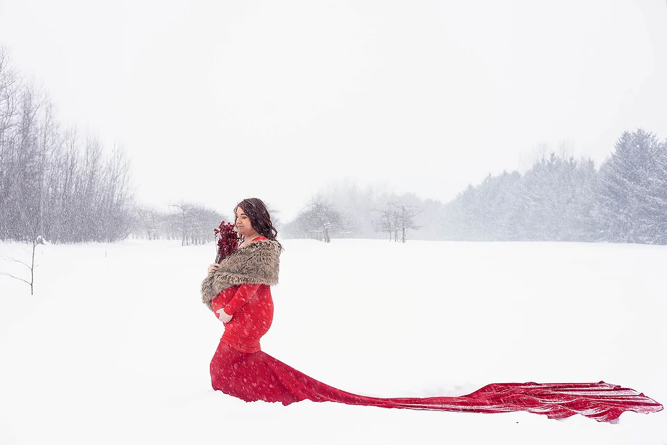 Une femme vêtue d’une robe rouge se tient dans la neige — Rébecca Vandal, photographe à Granby