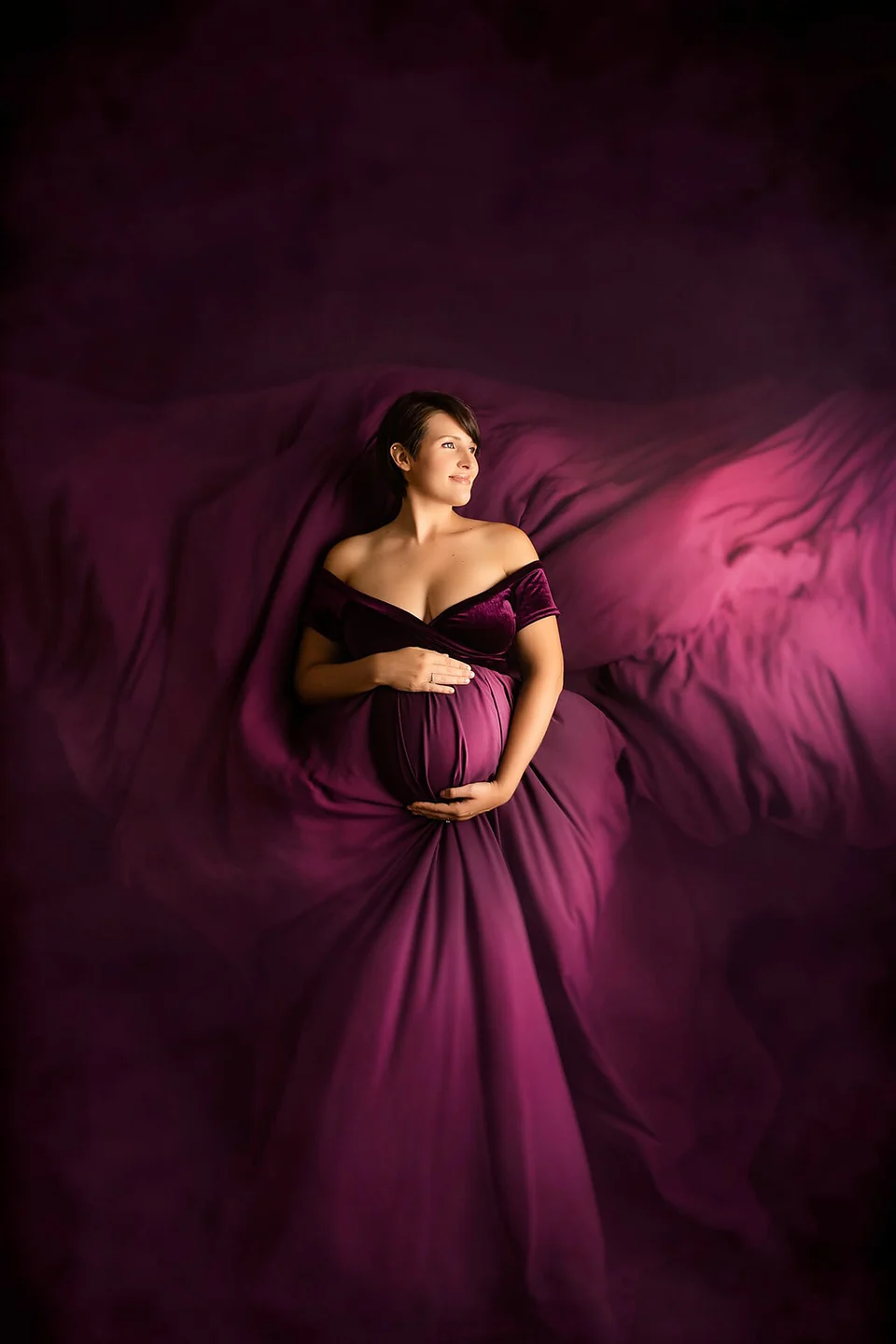 Une femme enceinte posant dans une robe violette — Rébecca Vandal, photographe à Granby