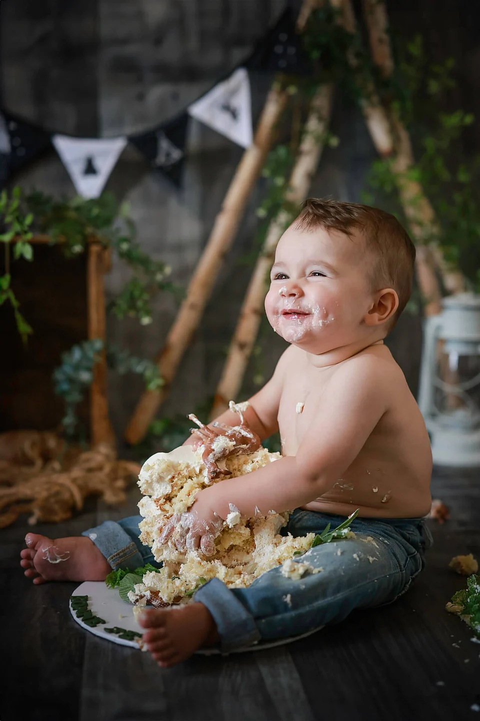 Un bébé joue avec un gâteau devant une tente — Rébecca Vandal, photographe à Granby