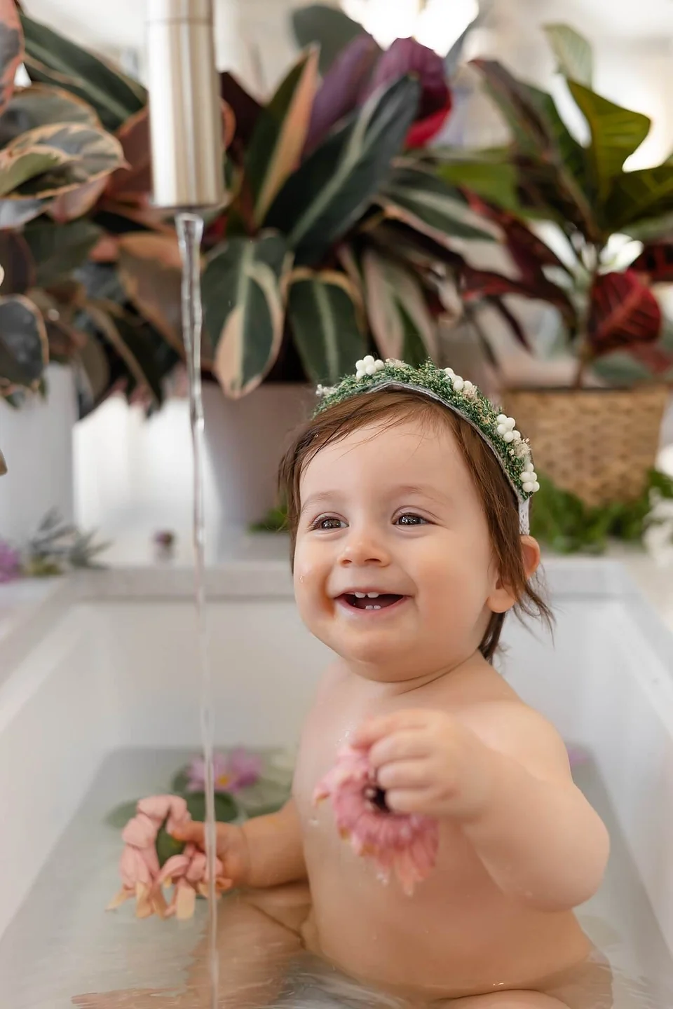 Un bébé dans une baignoire entouré de plantes — Rébecca Vandal, photographe à Granby