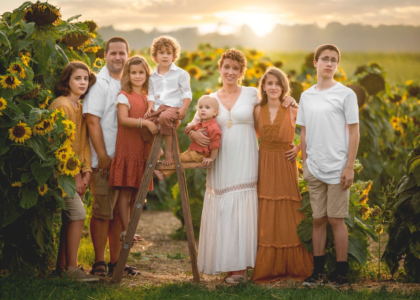 Rébecca Vandal, photographe à Granby, avec sa famille dans un champ de tournesols