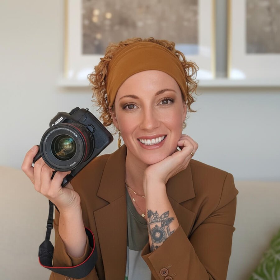 Rébecca Vandal, photographe de famille à Granby, avec son appareil photo