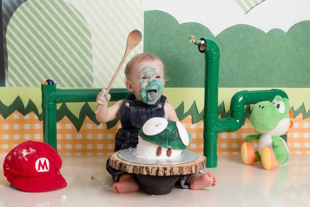 Photo d'un bébé garçon lors de son smash the cake à Granby, sur le thème de Nintendo Mario Bros — Rébecca Vandal, photographe à Granby